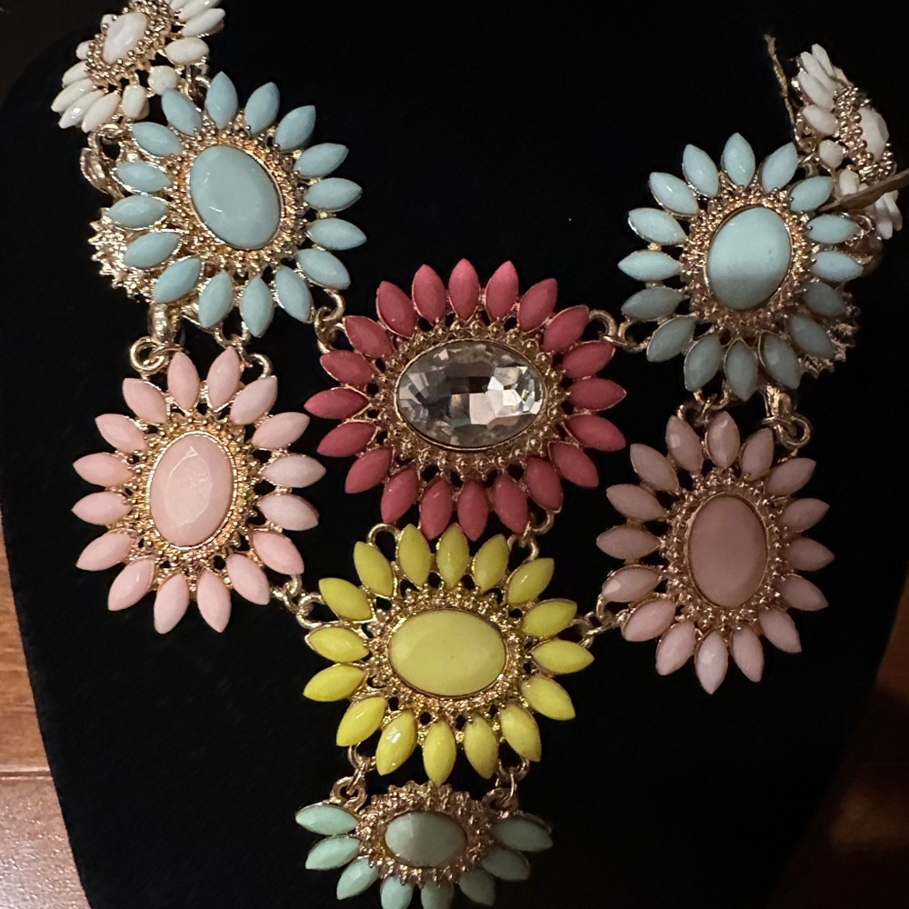Chic Floral Necklace with Pastel Accents